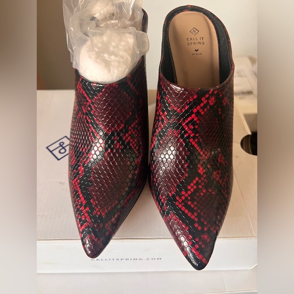 Red and black snake print mule heels - Picture 2 of 3